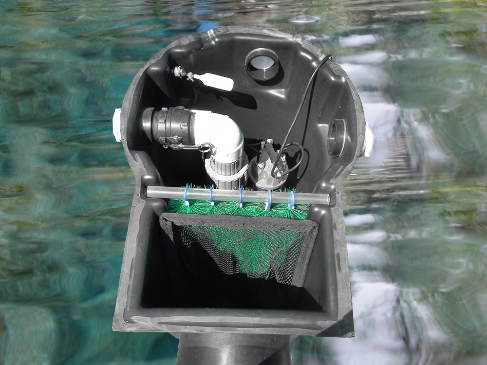 Pelican HydroClean™ Pond Skimmer using left pump outlet
